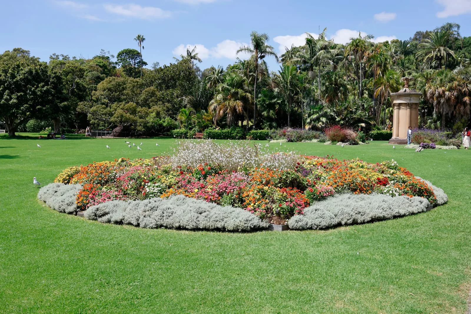 Grand parterre de vivaces colorées